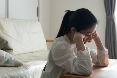 Tình cờ gặp lại chồng cũ, nghe anh ta giới thiệu vợ mới tôi gục ngã khi nhận ra cô ta là ai