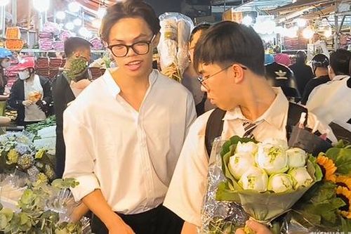 Chợ hoa lớn nhất Hà Nội nhộn nhịp kẻ bán, người mua trước ngày phụ nữ Việt Nam