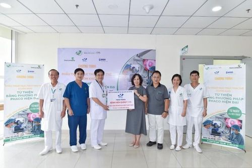 Thủy tinh thể nhân tạo 'made in Việt Nam'