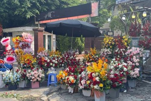 Hoa tươi lấn chiếm vỉa hè Hà Nội dịp 20/10