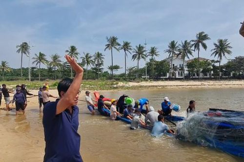 Bất chấp lệnh cấm biển vẫn đi đánh bắt, 2 cha con ngư dân bị lật thuyền