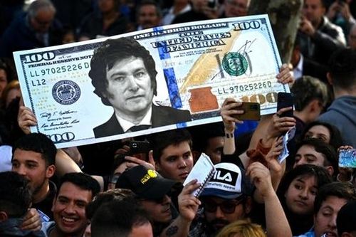 Bầu cử Argentina: Ứng cử viên cực hữu trỗi dậy và đồng peso chìm xuống