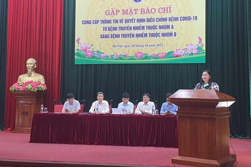 Đại diện Bộ Y tế trả lời hàng loạt câu hỏi liên quan đến việc chuyển Covid-19 sang nhóm B