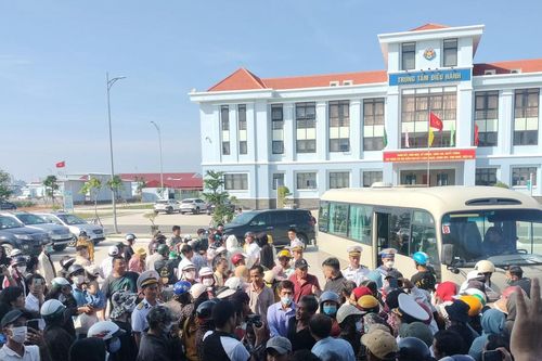 Giây phút đón ngư dân gặp nạn trên biển về tới đất liền