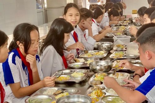 Siết quản lý bữa ăn bán trú