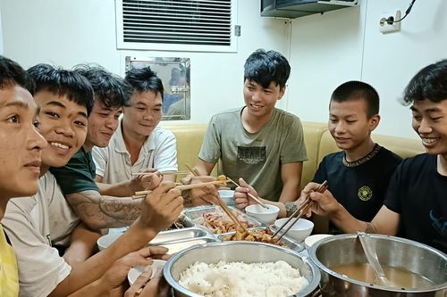 Đang đưa 81 ngư dân và 2 thi thể gặp nạn về đất liền