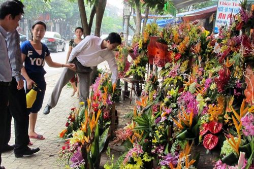 Ngày Phụ nữ Việt Nam, hoa tươi đồng loạt giảm giá