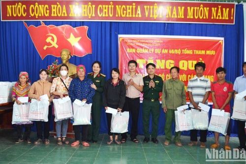 Trao 150 suất quà tặng các gia đình có công với cách mạng và hộ nghèo tỉnh Đắk Lắk