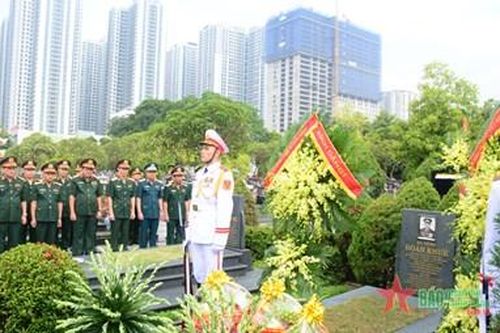 Thượng tướng Võ Minh Lương dâng hương, tri ân Đại tướng Đoàn Khuê