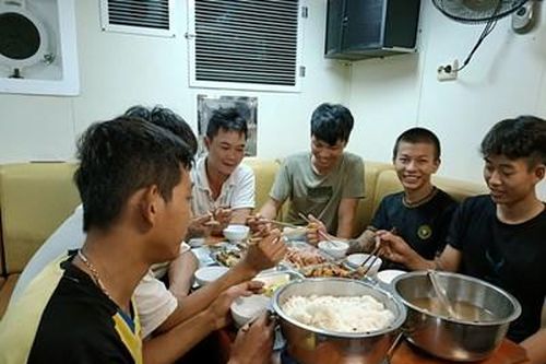 Khắc phục khó khăn đưa các ngư dân về đất liền