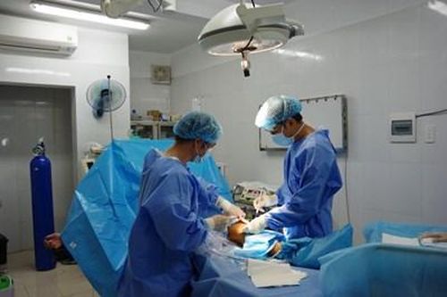 Trung tâm y tế thị trấn Trường Sa cấp cứu ngư dân gặp nạn trên biển