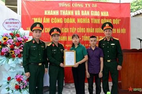 Tổng Công ty 28 trao tặng 'Mái ấm công đoàn, nghĩa tình đồng đội'