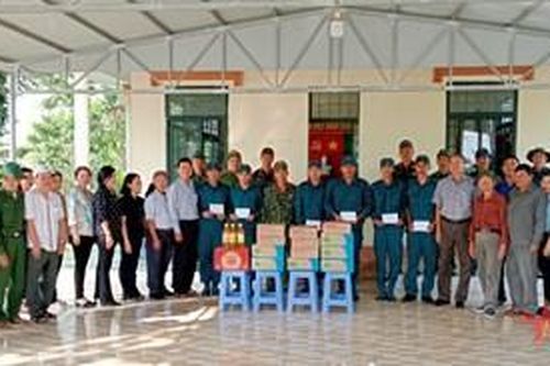 An Giang: Thăm, tặng quà lực lượng dân quân trên tuyến biên giới