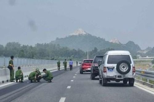 Thanh Hóa lấy mẫu giám định vụ nghi đổ hóa chất phá hoại cao tốc