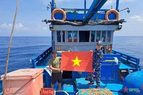 Tàu Trường Sa 04, Vùng 2 Hải quân kịp thời cấp cứu ngư dân bị nạn