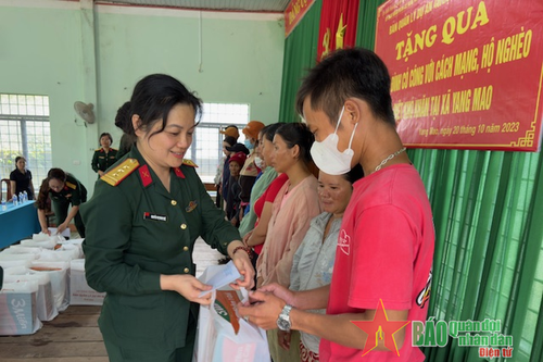 Tặng quà Bà mẹ Việt Nam Anh hùng và đối tượng có công tỉnh Đắk Lắk