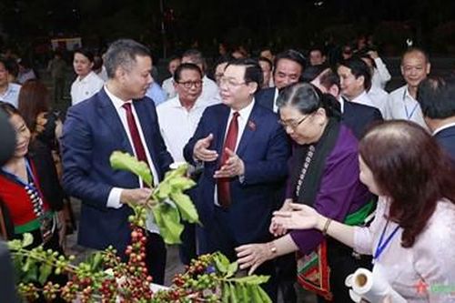 Chủ tịch Quốc hội Vương Đình Huệ dự lễ hội cà phê Sơn La