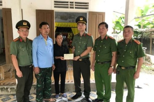 Bộ Công an hỗ trợ gia đình Công an viên hy sinh trong lúc làm nhiệm vụ