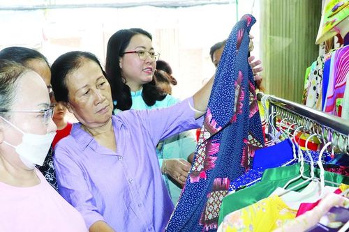Áo dài lan tỏa yêu thương