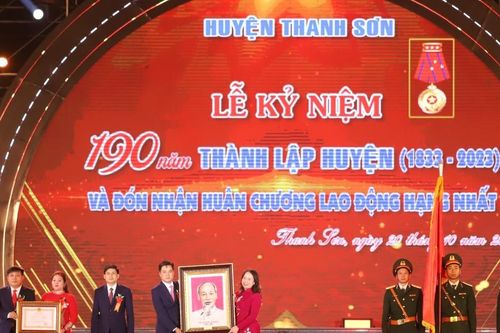 Huyện miền núi của Phú Thọ đón nhận Huân chương Lao động hạng Nhất