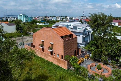 Nhà gạch nung độc đáo với mặt tiền đục lỗ ở TP HCM