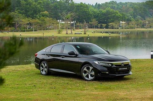 Honda Accord tiếp tục giảm 250 triệu, 'lên hương' hay lại ế chỏng vó?