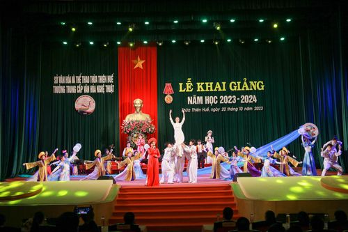 Gần 140 tân SV Trường Trung cấp văn hóa nghệ thuật Huế khai giảng năm học mới