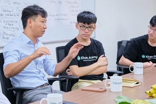 Đại diện College Board chia sẻ với học sinh Việt Nam về bài thi SAT: Đừng quá áp lực vào điểm số