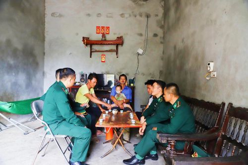 Đồn Biên phòng cửa khẩu Hoành Mô vận động người dân giao nộp 11 súng tự chế và 2 nòng súng