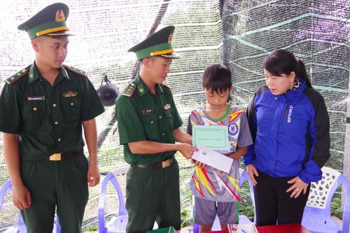 Trao tin yêu, truyền hy vọng cho trẻ em nghèo nơi cửa biển