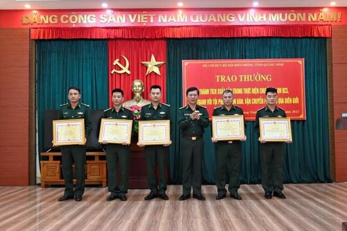 Khen thưởng lực lượng triệt phá đường dây mua bán pháo nổ trái phép trên địa bàn huyện Bình Liêu