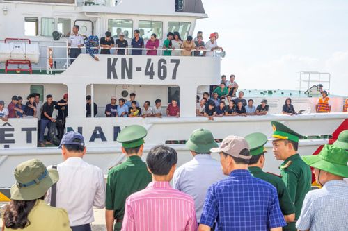 Các ngư dân gặp nạn ở Trường Sa đã trở về đất liền