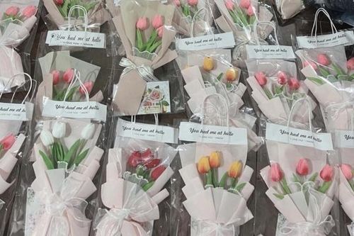 Hoa sáp 'chiếm sóng' thị trường 20/10, chủ hàng làm không ngơi tay