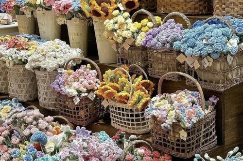 Đa dạng kiểu hoa độc lạ ra mắt thị trường 20/10, hoa tươi giảm giá nhẹ