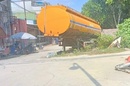 Người đàn ông mang 'téc xăng' đặt ở khu dân cư