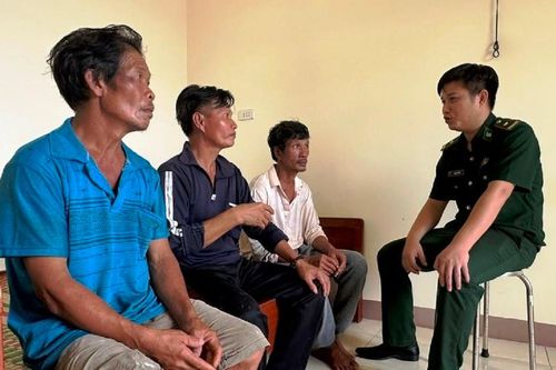 Ba ngư dân Bình Định sống sót nhờ ăn gián, bám thùng xốp trên biển