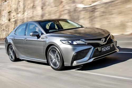 Toyota Camry bản hybrid 'cháy hàng' tại Australia