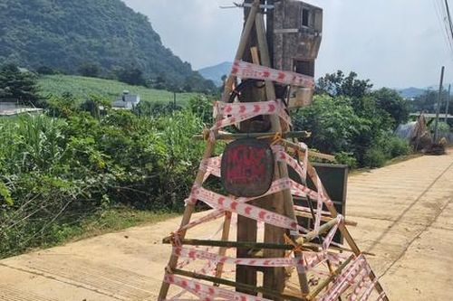Vụ cột điện án ngữ giữa đường ở Hòa Bình: Chăng dây cảnh báo lấy lệ?
