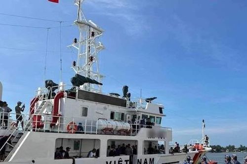 Tàu Hải quân đưa 78 ngư dân và 2 thi thể gặp nạn trên biển về đến đất liền