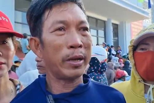 Ngư dân bật khóc kể phút thoát chết trên tàu bị lốc xoáy lật úp