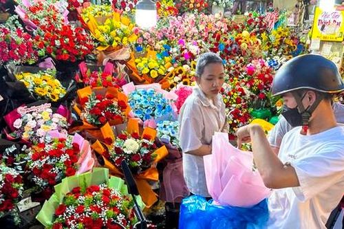 'Cánh mày râu' chọn từng bông hoa tặng người yêu dịp 20/10