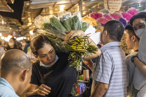 Người dân ùn ùn đổ về chợ hoa đêm lớn nhất Hà Nội