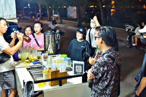 Món trà chanh 'giã mỏi nhừ tay', khách quây kín mỗi tối ở vỉa hè Hà Nội