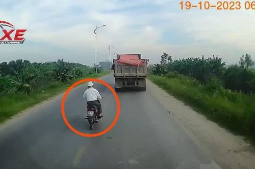 Cố vượt chiếc xe ben trước mặt, người đi xe máy suýt trả giá đắt