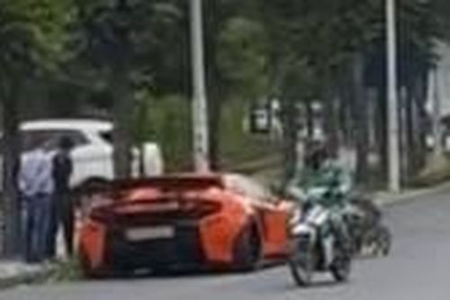 Siêu xe McLaren 650S liên tiếp gặp vận đen, hết cạ gầm đến mất lái đâm vỉa hè