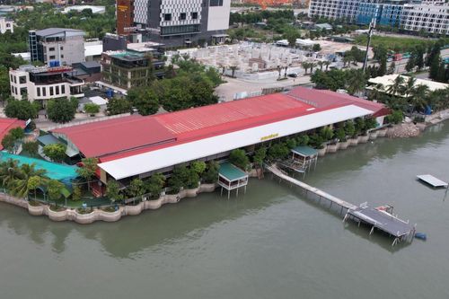 Nhà hàng trái phép tự ý xây cầu tàu trên vịnh Hạ Long