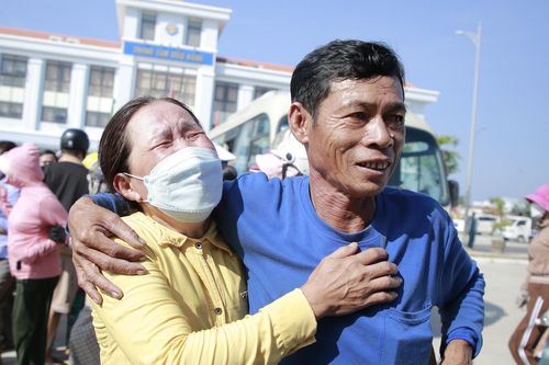 Xúc động khoảnh khắc ngư dân gặp nạn đoàn tụ cùng gia đình