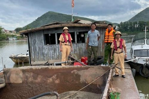 Bắt nhóm đối tượng khai thác cát trái phép trên sông ở Bắc Giang
