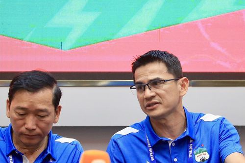 HLV Kiatisuk cảm ơn VAR khi HAGL thoát thua ra quân V-League 2023