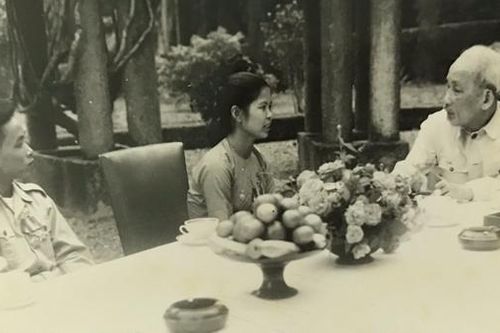 Chuyện Bác Hồ làm sách